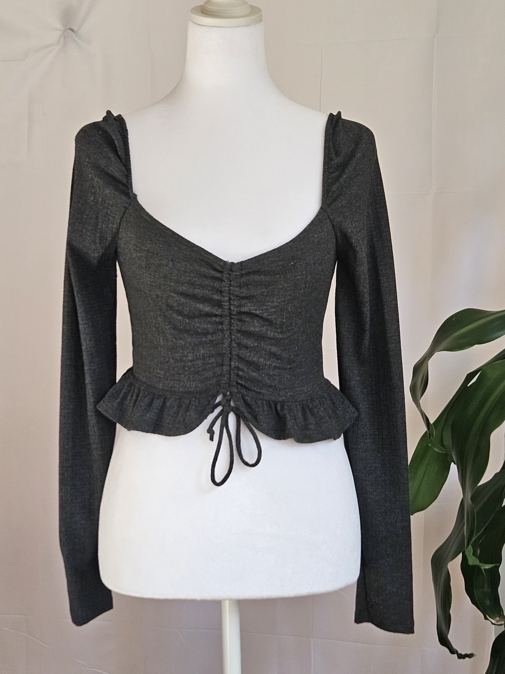 LUSH Charcoal Grey Ruched Front Long Sleeve Crop Top Blouse - Size XS NWT - Picture 2 of 13